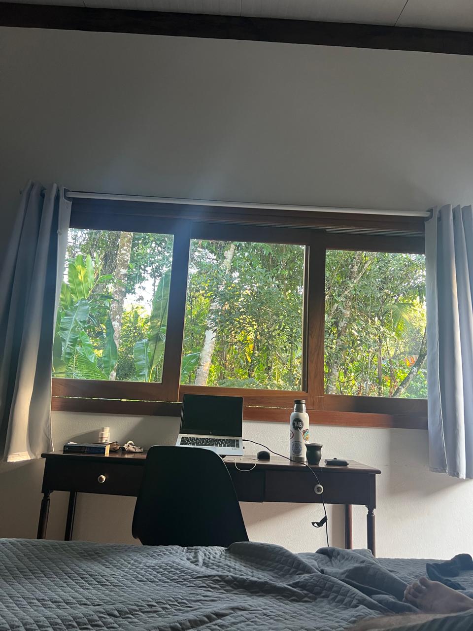 Escritorio con laptop y vista a la ventana