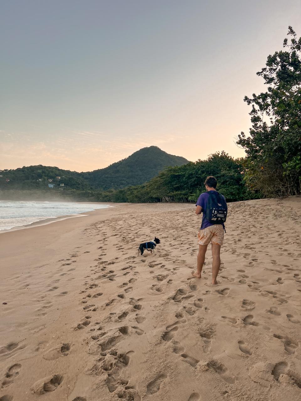 Persona en una playa al atardecer